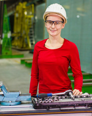 Mädchen übt Beruf Industriemechaniker Glasbranche aus